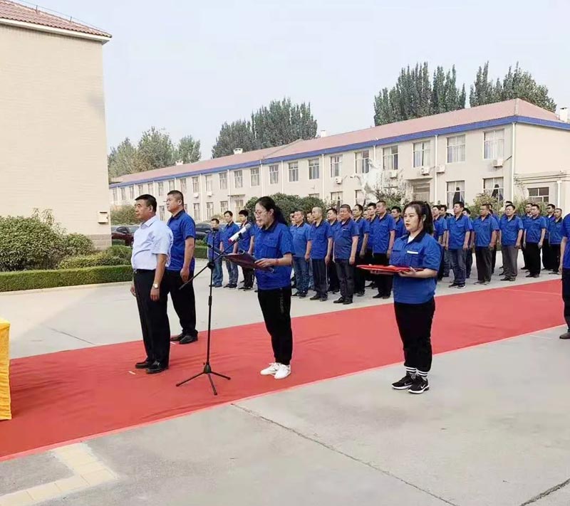 山東信川舉行孔子誕辰2570周年祭孔儀式-信川尚學(xué)院義工團(tuán)頒發(fā)獎(jiǎng)?wù)? onmousewheel=