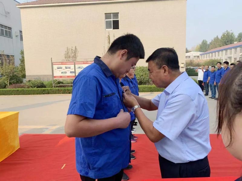 山東信川舉行孔子誕辰2570周年祭孔儀式-信川尚學(xué)院義工團(tuán)頒發(fā)獎(jiǎng)?wù)? onmousewheel=